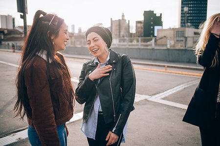 simsearch:649-09078120,k - Friends talking and laughing in street, Milan, Italy Photographie de stock - Premium Libres de Droits, Code: 649-09268726