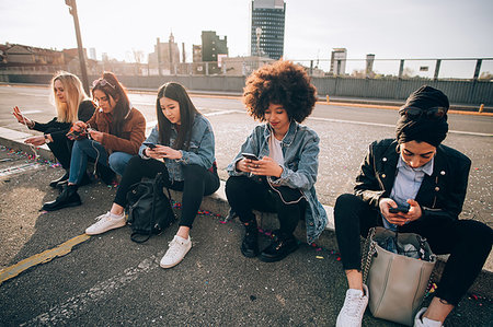 simsearch:649-07063565,k - Friends sitting on kerb texting, Milan, Italy Stock Photo - Premium Royalty-Free, Code: 649-09268732
