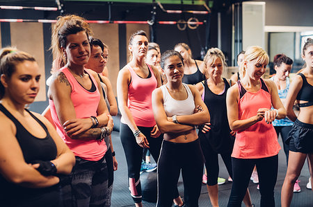 simsearch:6126-08644271,k - Group of women training in gym, listening Stock Photo - Premium Royalty-Free, Code: 649-09268891