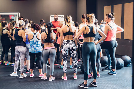 simsearch:649-09268837,k - Group of women training in gym, listening to male trainer, rear view Photographie de stock - Premium Libres de Droits, Code: 649-09268892
