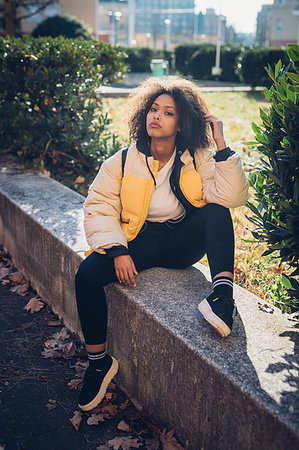 simsearch:649-08923050,k - Cool young woman sitting on urban wall, portrait Stock Photo - Premium Royalty-Free, Code: 649-09268928