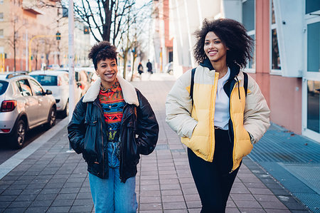 simsearch:649-09268937,k - Two cool young women strolling on urban sidewalk Foto de stock - Sin royalties Premium, Código: 649-09268943