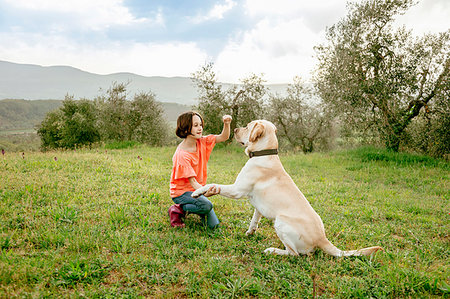 simsearch:649-07437707,k - Girl crouching to play with labrador dog in scenic field landscape, Citta della Pieve, Umbria, Italy Photographie de stock - Premium Libres de Droits, Code: 649-09269154