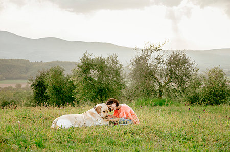 simsearch:649-09035543,k - Girl sitting and petting labrador dog in scenic field landscape, Citta della Pieve, Umbria, Italy Fotografie stock - Premium Royalty-Free, Codice: 649-09269156