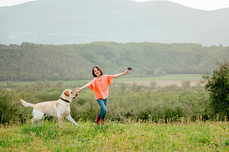 simsearch:649-09035543,k - Girl running with labrador dog in scenic field landscape, Citta della Pieve, Umbria, Italy Fotografie stock - Premium Royalty-Free, Codice: 649-09269158