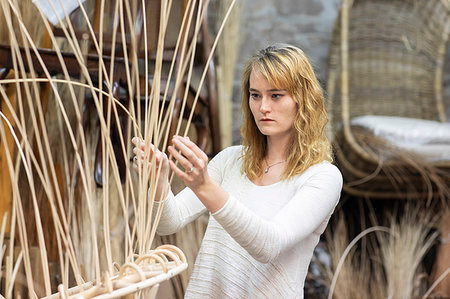 simsearch:649-08307026,k - Young female basket maker weaving in workshop Photographie de stock - Premium Libres de Droits, Code: 649-09269163