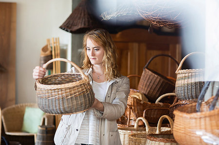 Young woman looking at wickerwork basket in shop Foto de stock - Sin royalties Premium, Código: 649-09269170