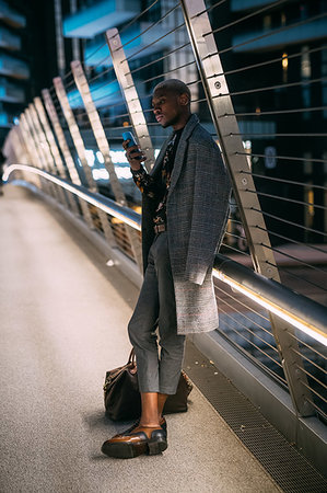 simsearch:649-09269226,k - Stylish man leaning against bridge railings using cellphone, Milan, Italy Stock Photo - Premium Royalty-Free, Code: 649-09269216