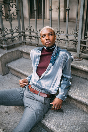 simsearch:649-07279573,k - Stylish man sitting on steps of period building, Milan, Italy Photographie de stock - Premium Libres de Droits, Code: 649-09269224