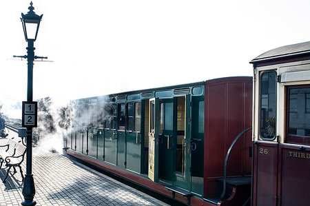 Train at railway station, Llanaber, Gwynedd, United Kingdom Fotografie stock - Premium Royalty-Free, Codice: 649-09269329