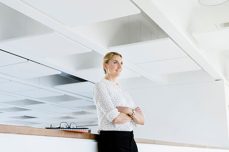 simsearch:6108-05868342,k - Businesswoman taking break in office corridor Photographie de stock - Premium Libres de Droits, Code: 649-09269430