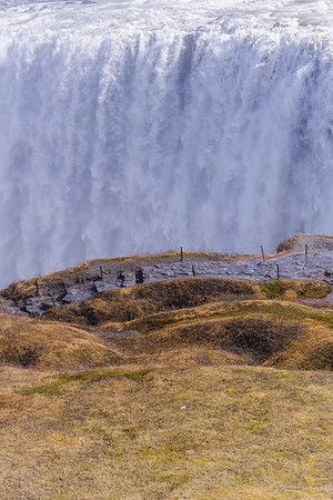 simsearch:614-09276315,k - Viewing platform in front of waterfall, Akureyri, Eyjafjardarsysla, Iceland Photographie de stock - Premium Libres de Droits, Code: 649-09275675