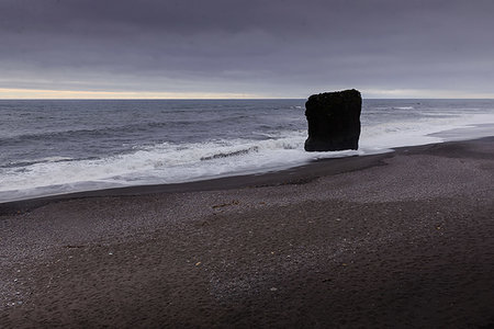 simsearch:614-09276379,k - Coastal landscape with overcast sky and rock formation, Skaftafell, Austur-Skaftafellssysla, Iceland Stockbilder - Premium RF Lizenzfrei, Bildnummer: 649-09275719