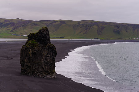 simsearch:649-09277520,k - Coastal landscape with rock formation on beach, Reynisdrangar, Vik, Iceland Foto de stock - Royalty Free Premium, Número: 649-09275757
