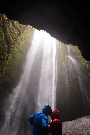 Tourists looking up at waterfall, Selfoss, Arnessysla, Iceland Foto de stock - Sin royalties Premium, Código: 649-09275781