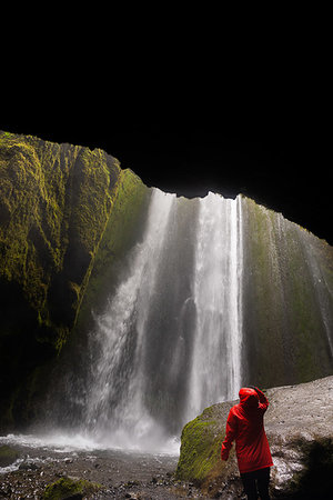 Female tourist looking up at waterfall, Selfoss, Arnessysla, Iceland Foto de stock - Sin royalties Premium, Código: 649-09275792