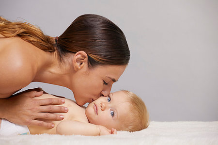 simsearch:649-06533368,k - Mother kissing baby on cheek Foto de stock - Sin royalties Premium, Código: 649-09275927