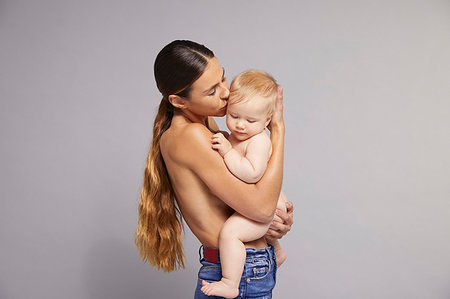 simsearch:649-08923623,k - Mother hugging baby Photographie de stock - Premium Libres de Droits, Code: 649-09275922