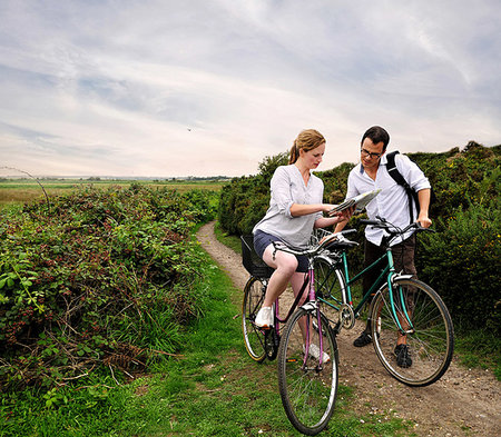 simsearch:649-09207895,k - Mid adult cycling couple on rural dirt track looking at map, Southwold, Suffolk, UK Foto de stock - Royalty Free Premium, Número: 649-09276017