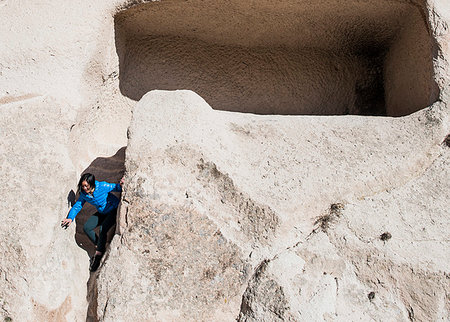 simsearch:649-06812348,k - Woman exploring Uchisar Castle, Göreme, Cappadocia, Nevsehir, Turkey Foto de stock - Sin royalties Premium, Código: 649-09276054