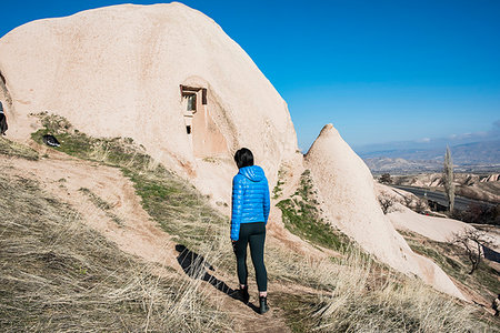 simsearch:6118-08088608,k - Woman exploring Uchisar Castle, Göreme, Cappadocia, Nevsehir, Turkey Foto de stock - Royalty Free Premium, Número: 649-09276050