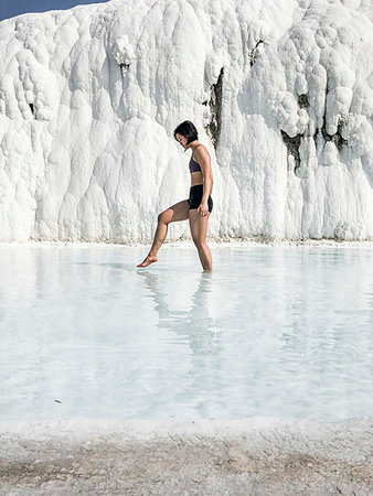 simsearch:6118-08088608,k - Woman enjoying thermal pool, Pamukkale, Denizli, Turkey Foto de stock - Royalty Free Premium, Número: 649-09276084