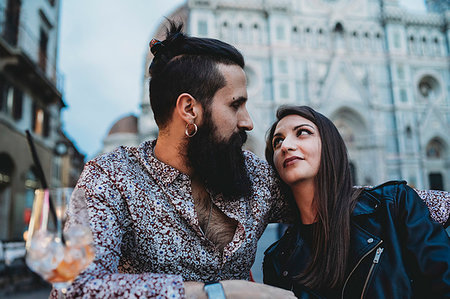 simsearch:614-07444171,k - Couple gazing lovingly into each other's eyes in cafe, Santa Maria del Fiore, Firenze, Toscana, Italy Photographie de stock - Premium Libres de Droits, Code: 649-09276118