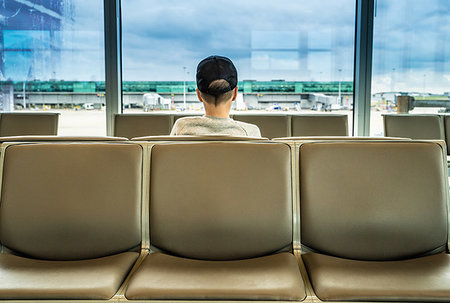 simsearch:649-08702807,k - Teenage boy on seat looking out from airport departure lounge, rear view Photographie de stock - Premium Libres de Droits, Code: 649-09276160
