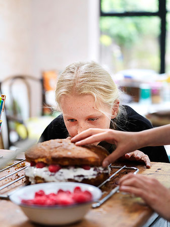 simsearch:649-09276212,k - Girl and her sister baking a cake, putting on top layer at kitchen table Foto de stock - Sin royalties Premium, Código: 649-09276206