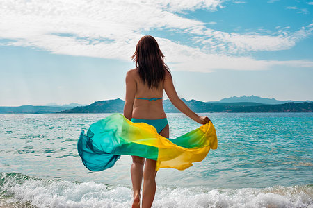simsearch:632-05816976,k - Woman enjoying beach Photographie de stock - Premium Libres de Droits, Code: 649-09277373