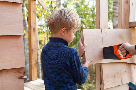 simsearch:649-09002680,k - Boy learning to build treehouse with adult Stockbilder - Premium RF Lizenzfrei, Bildnummer: 649-09277423