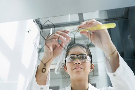 empowered drawing - Medical student pouring liquid into test tube in front of glass wall in classroom Stock Photo - Premium Royalty-Free, Code: 649-09277435