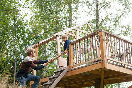 simsearch:649-08894899,k - Father and son building treehouse together in garden Photographie de stock - Premium Libres de Droits, Code: 649-09277431