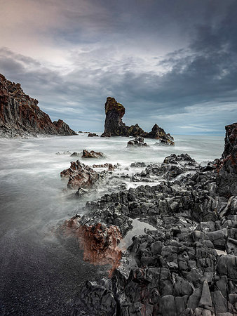 simsearch:649-09277520,k - Rock formations in ocean, Vesturland, Iceland Foto de stock - Royalty Free Premium, Número: 649-09277459
