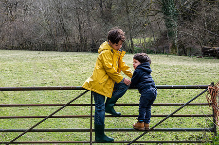 simsearch:6102-08063046,k - Brothers playing in countryside Photographie de stock - Premium Libres de Droits, Code: 649-09277453