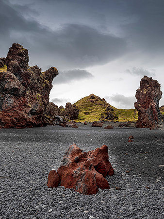 simsearch:649-09277520,k - Volcanic rock formations on black sand beach, Snaefellsbaer, Vesturland, Iceland Foto de stock - Royalty Free Premium, Número: 649-09277460