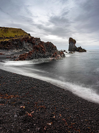 simsearch:649-09277520,k - Volcanic rock formations on black sand beach, Snaefellsbaer, Vesturland, Iceland Foto de stock - Royalty Free Premium, Número: 649-09277461