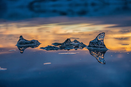 simsearch:6118-07353672,k - Melting ice floating, Jokulsarlon Lagoon, Iceland Fotografie stock - Premium Royalty-Free, Codice: 649-09277505