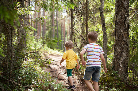 simsearch:649-09277583,k - Brothers exploring forest, Finland Foto de stock - Royalty Free Premium, Número: 649-09277530