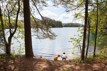 simsearch:649-09277583,k - Brothers exploring forest, Finland Foto de stock - Royalty Free Premium, Número: 649-09277533
