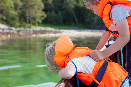 simsearch:649-09277583,k - Brothers looking into lake from boat, Norway Foto de stock - Royalty Free Premium, Número: 649-09277587