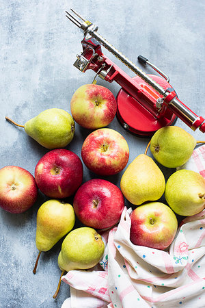 simsearch:632-03754183,k - Apple peeler with apples and pears on table Stockbilder - Premium RF Lizenzfrei, Bildnummer: 649-09277606