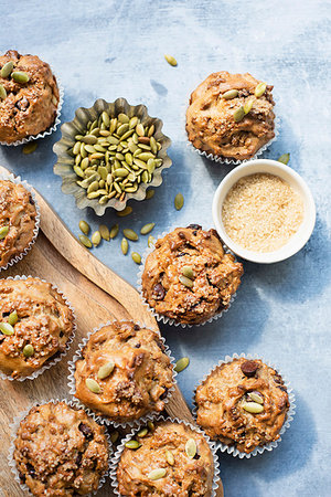 simsearch:649-06717144,k - Freshly baked muffins with pumpkin seeds Photographie de stock - Premium Libres de Droits, Code: 649-09277603
