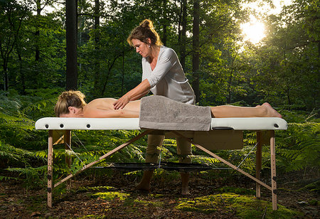 full body massage - Professional masseuse treats woman on massage table in woods Foto de stock - Sin royalties Premium, Código: 649-09277663