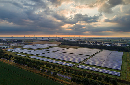 simsearch:614-09168137,k - Large solar farms, Andijk, Noord-Holland, Netherlands Foto de stock - Sin royalties Premium, Código: 649-09277682