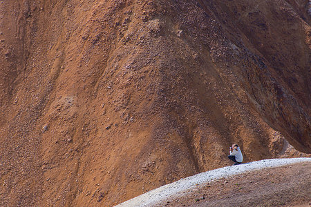 simsearch:649-08085941,k - Hiker taking photograph on peak, Brennisteinsalda and Bláhnjúkur, Landmannalaugar, Highlands, Iceland Photographie de stock - Premium Libres de Droits, Code: 649-09277808