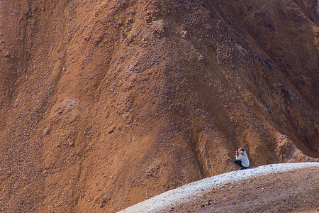 simsearch:6118-07202956,k - Hiker taking photograph on peak, Brennisteinsalda and Bláhnjúkur, Landmannalaugar, Highlands, Iceland Foto de stock - Sin royalties Premium, Código: 649-09277808