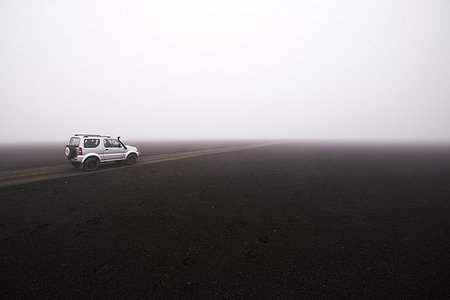 simsearch:649-09277834,k - Off road vehicle on dirt track in foggy conditions, Landmannalaugar, Iceland Foto de stock - Royalty Free Premium, Número: 649-09277838