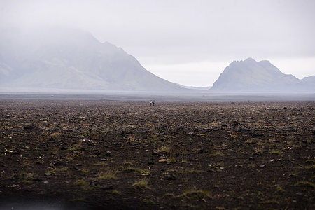 simsearch:649-09277834,k - Two people in middle of vast flat landscape, Landmannalaugar, Iceland Foto de stock - Royalty Free Premium, Número: 649-09277831