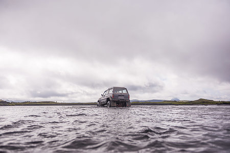 simsearch:649-09277834,k - Off road vehicle driving through water, Landmannalaugar, Iceland Foto de stock - Royalty Free Premium, Número: 649-09277833